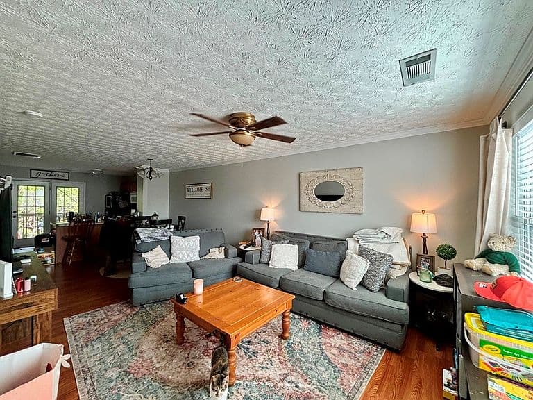 Listing photo 3
