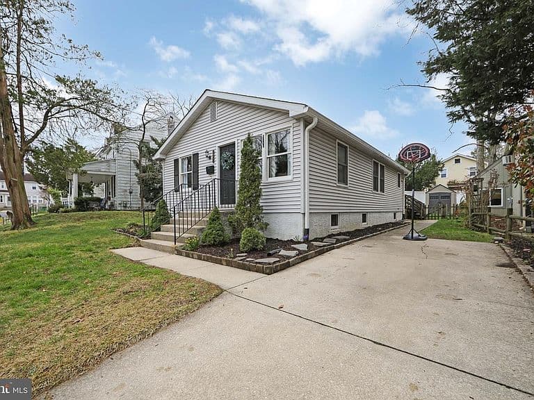 Listing photo 3