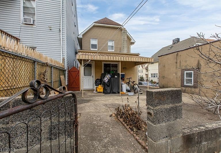 Listing photo 4