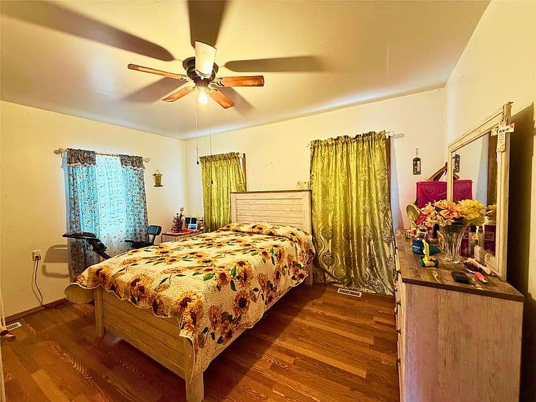 Listing photo 4