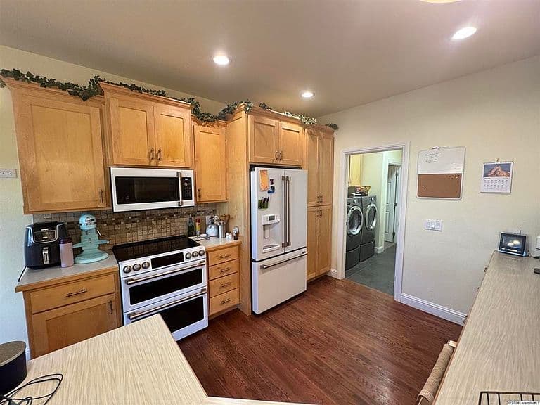 Listing photo 4