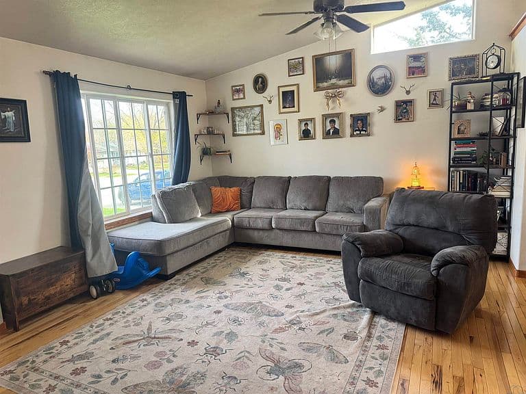 Listing photo 3