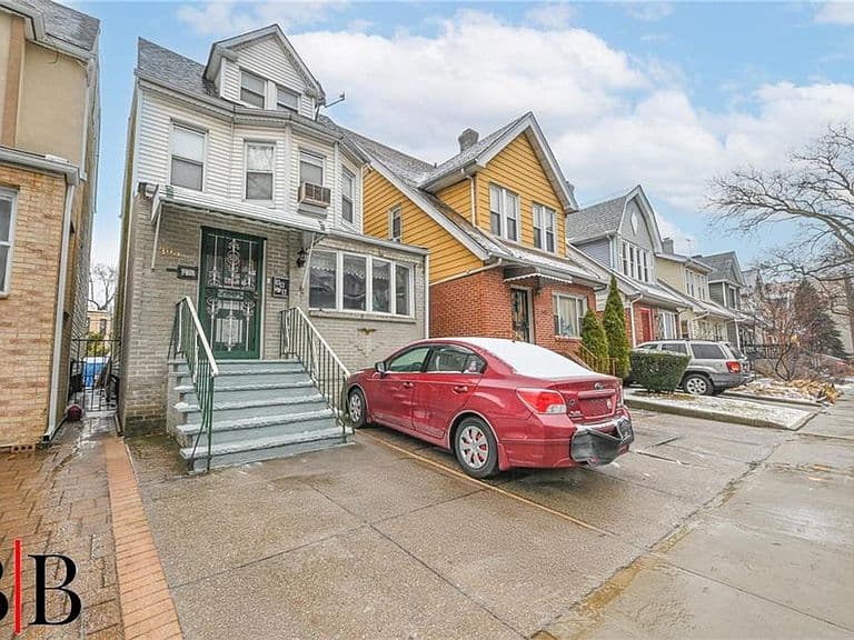 Listing photo 2