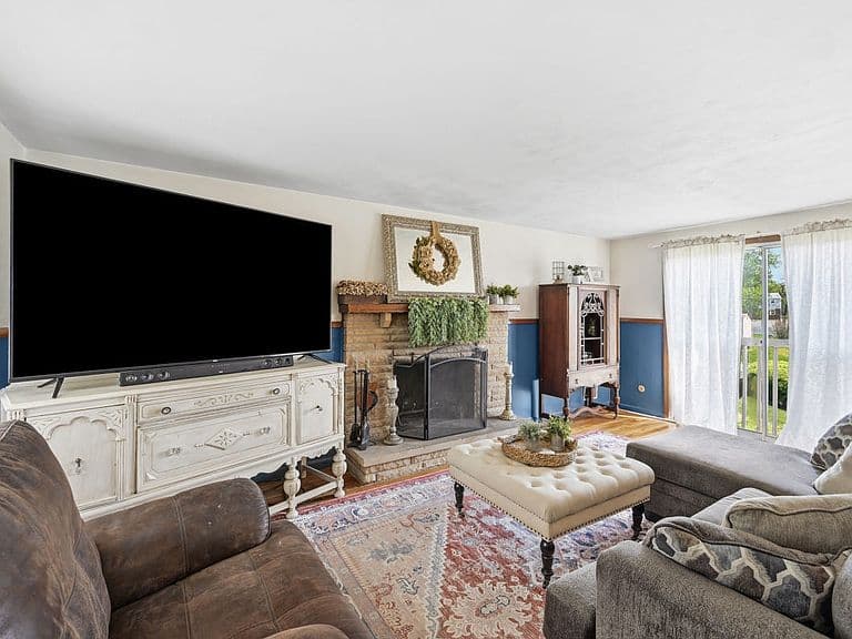 Listing photo 2