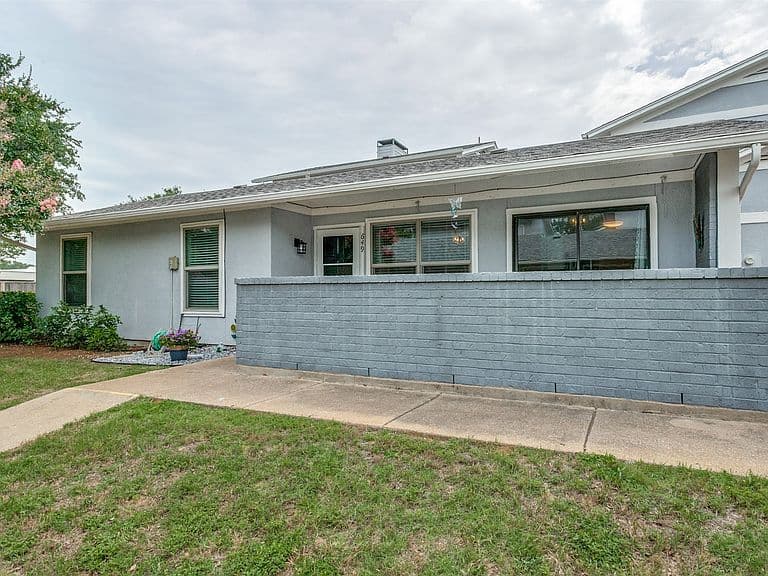 Listing photo 2