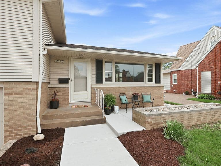 Listing photo 5