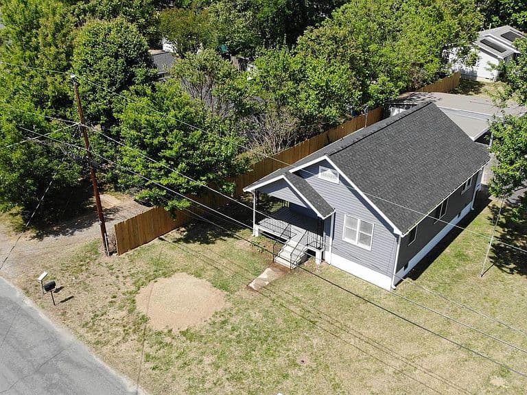 Listing photo 2