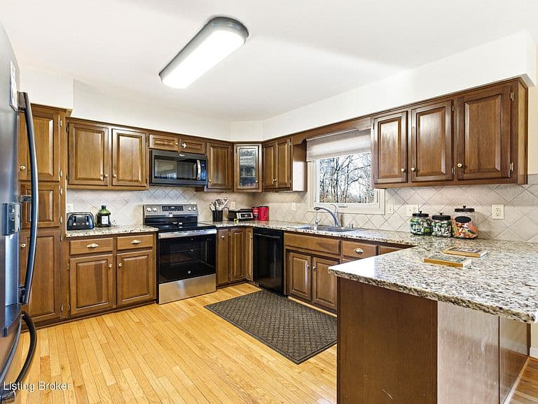 Listing photo 5