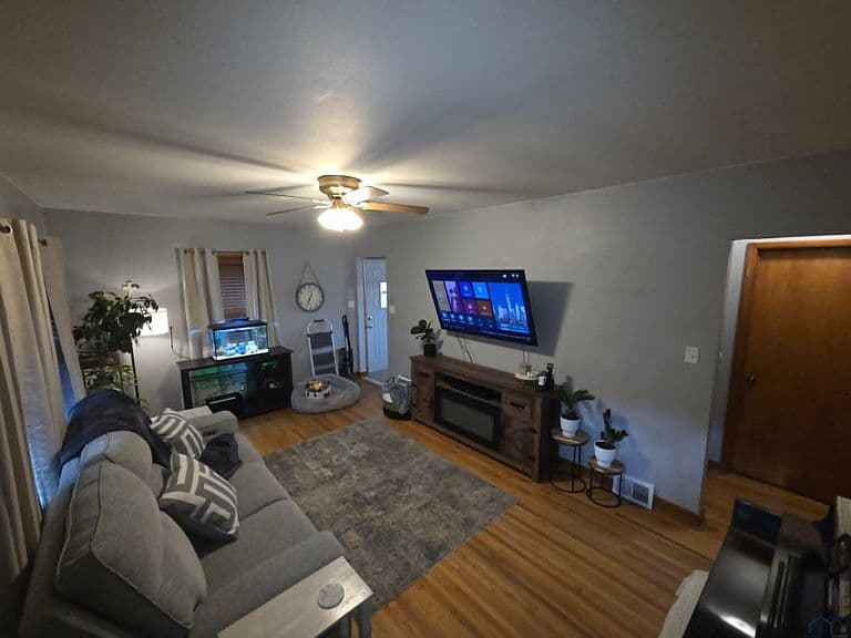 Listing photo 2