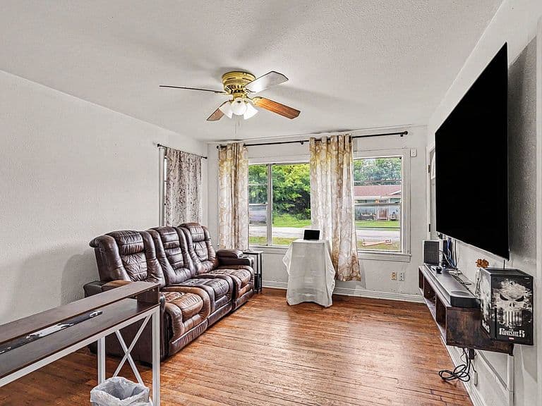 Listing photo 5
