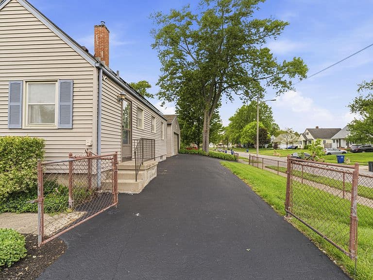 Listing photo 5