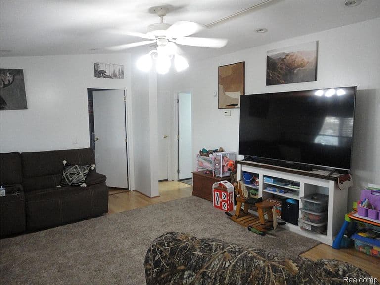 Listing photo 5