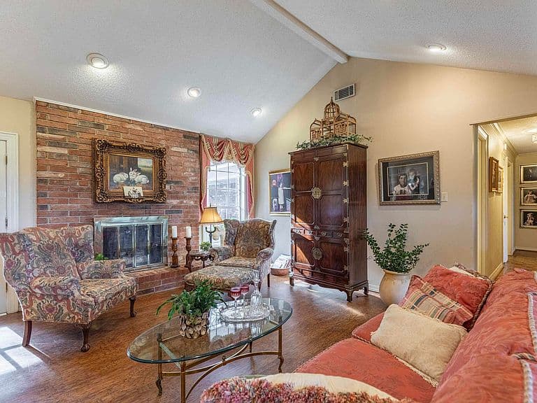 Listing photo 4