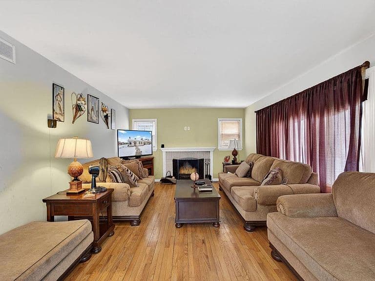 Listing photo 3