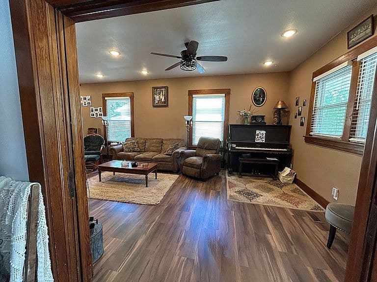 Listing photo 3