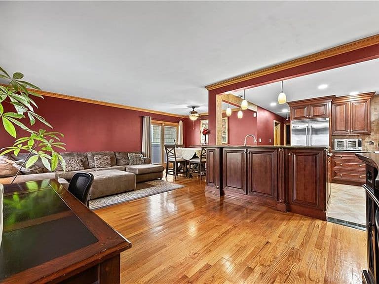 Listing photo 5