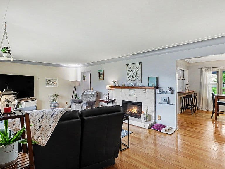 Listing photo 2
