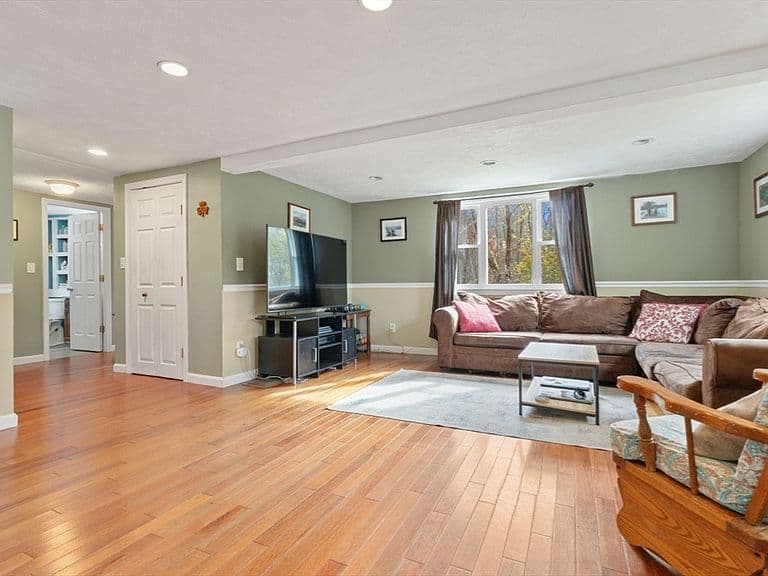 Listing photo 5