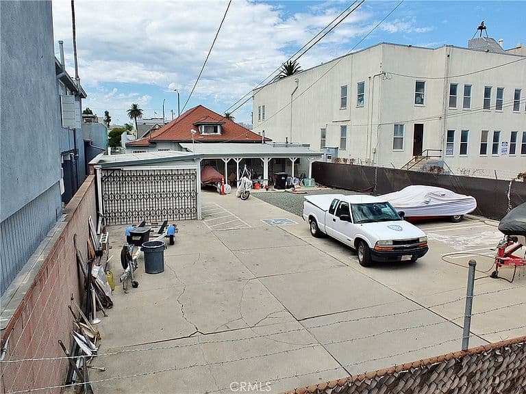 Listing photo 4
