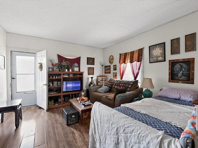 Listing photo 4