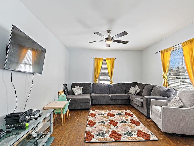 Listing photo 3