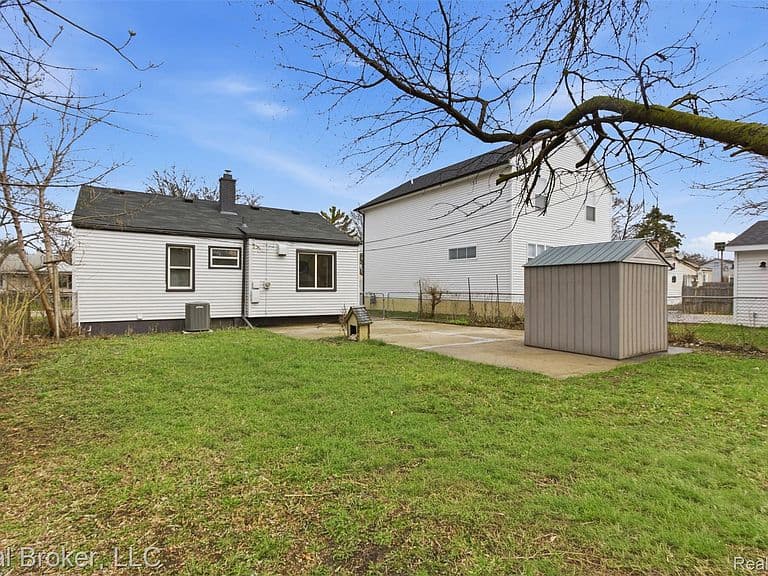 Listing photo 3