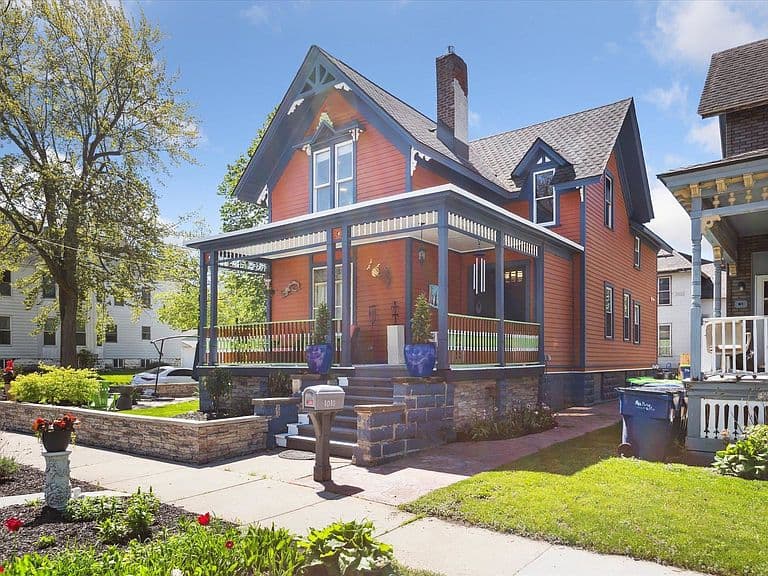 Listing photo 2