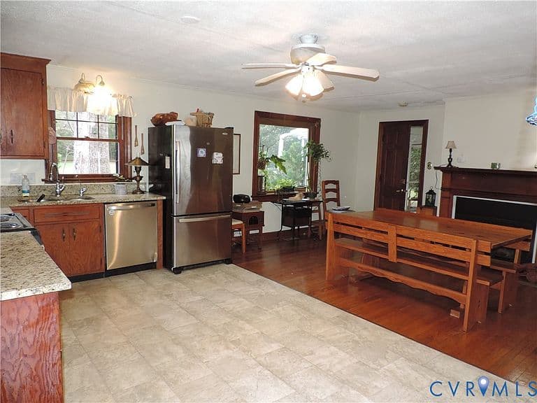 Listing photo 5