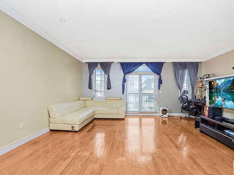 Listing photo 5