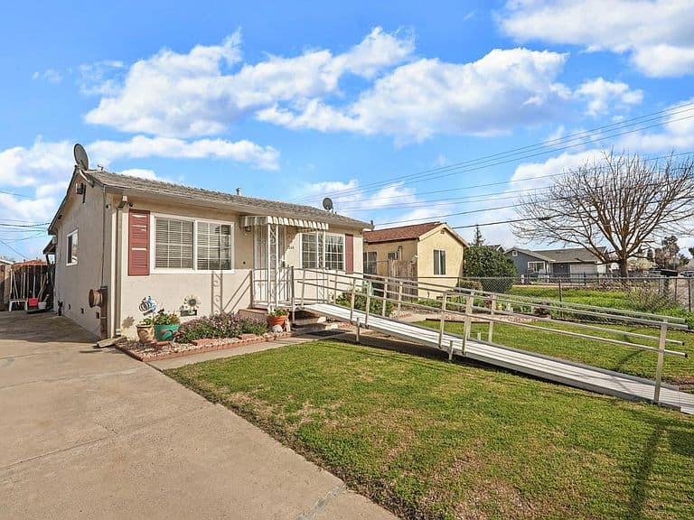 Listing photo 3