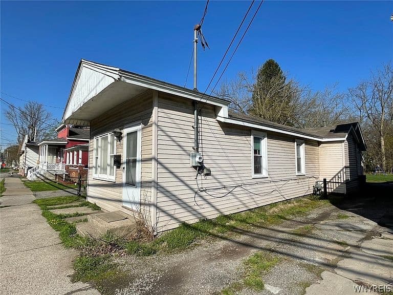 Listing photo 2