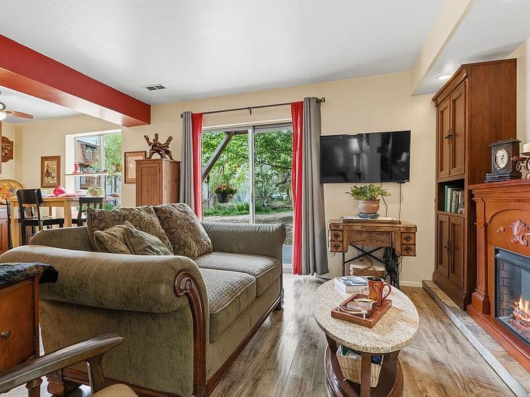 Listing photo 3