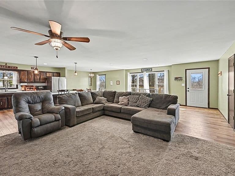 Listing photo 5