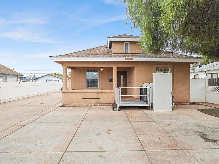 Listing photo 3