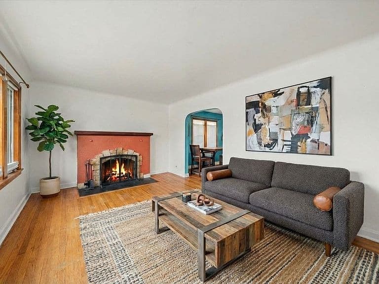 Listing photo 2