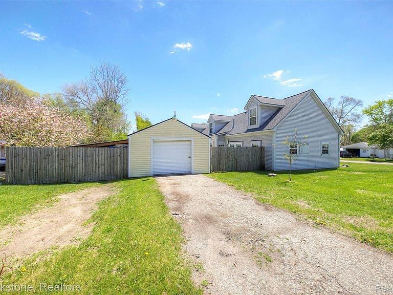 Listing photo 5
