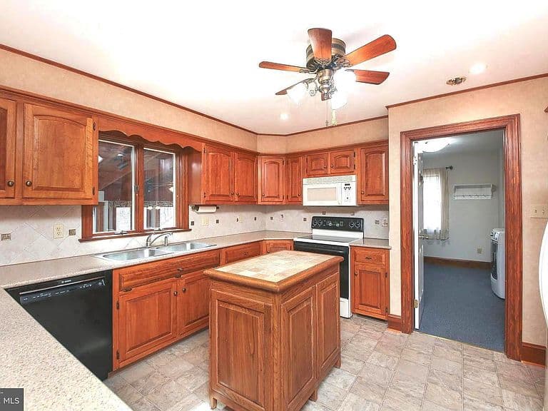 Listing photo 5