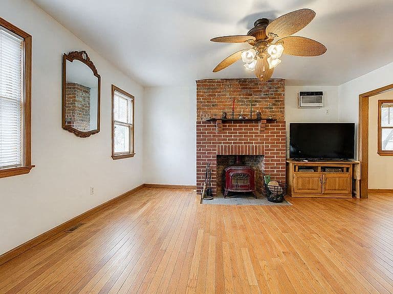 Listing photo 5