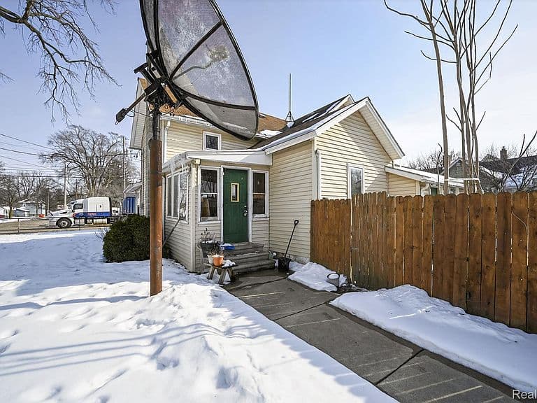 Listing photo 2