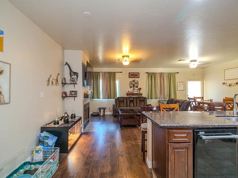 Listing photo 5