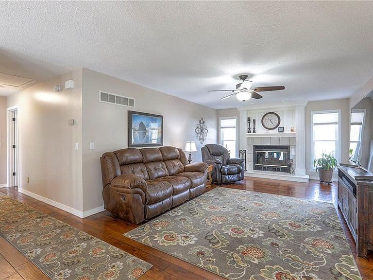 Listing photo 5