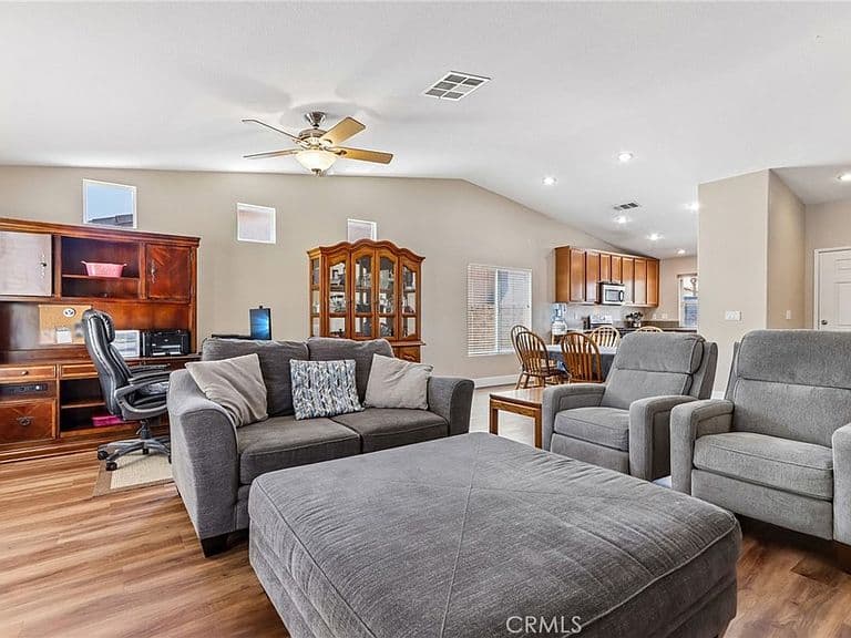 Listing photo 5