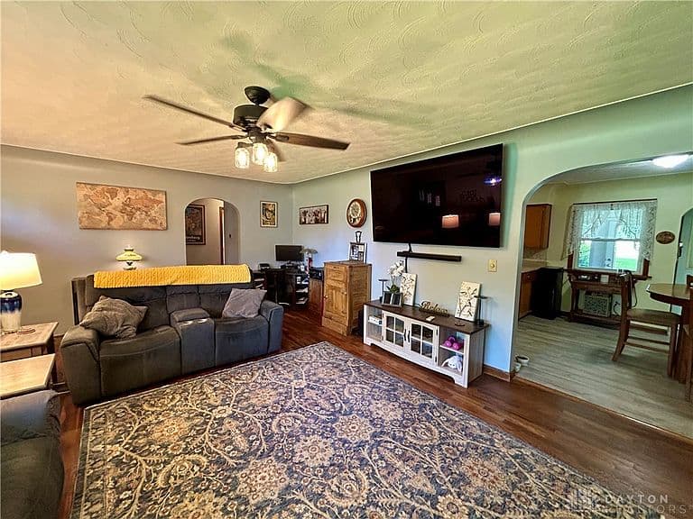 Listing photo 5