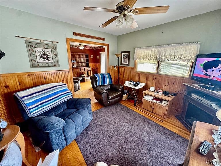 Listing photo 2