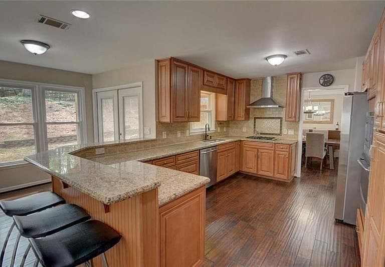Listing photo 3