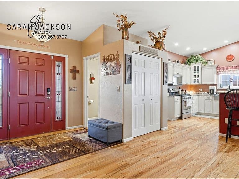 Listing photo 2