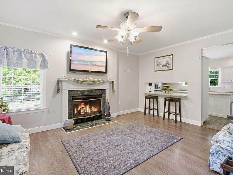 Listing photo 3