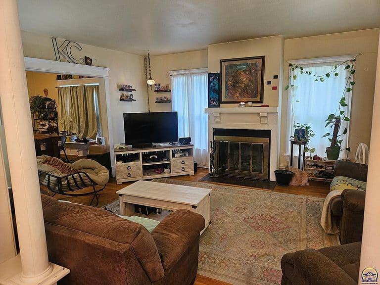 Listing photo 2