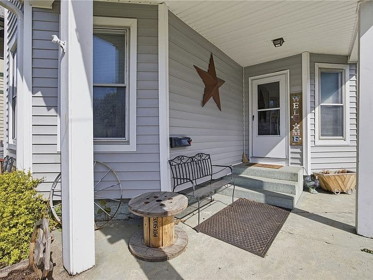 Listing photo 2