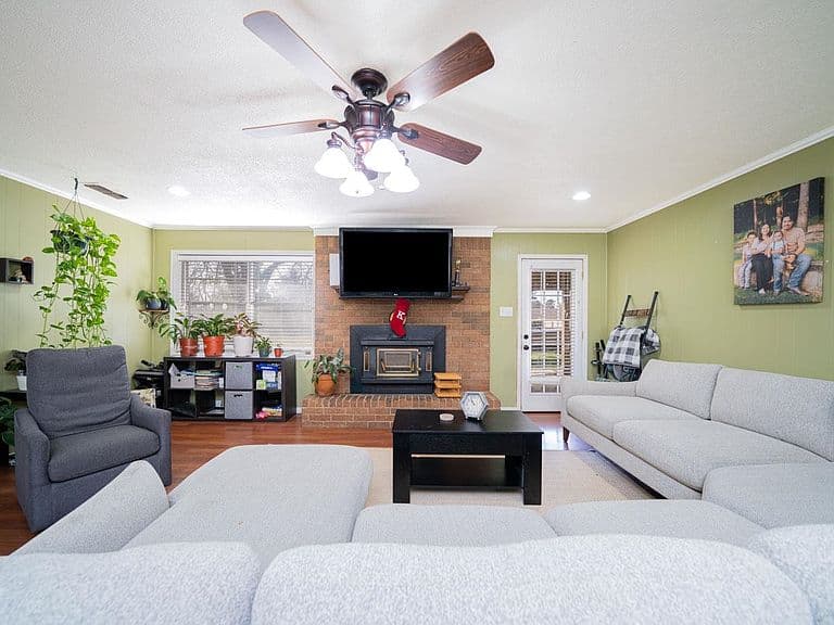 Listing photo 3